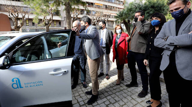 El presidente Carlos Mazón ha mostrado los vehículos eléctricos a los alcaldes