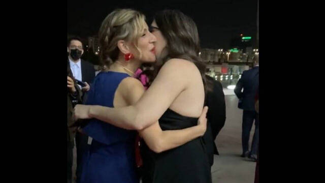 Oltra y Yolanda Díaz se funden en un abrazo en la gala de los Goya