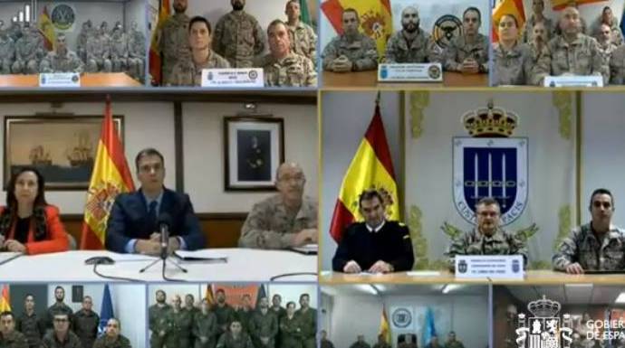 Sánchez y Robles, en una videoconferencia desde La Moncloa con las tropas desplegadas fuera de España.