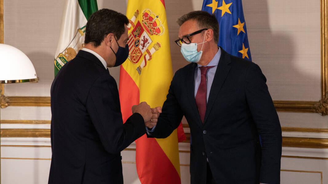 El presidente de la Junta de Andalucía, Juanma Moreno (PP-A) en una reunión con el portavoz de Vox, Manuel Gavira.