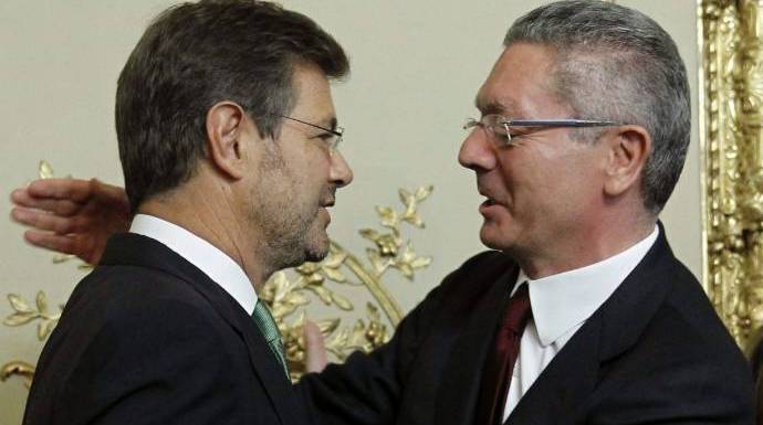 Los exministros de Justicia del PP, Rafael Catalá y Alberto Ruiz Gallardón.