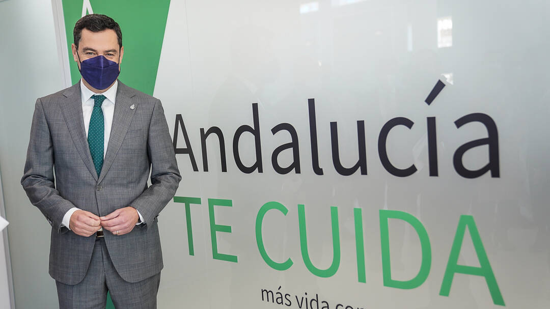 Juanma Moreno, presidente de la Junta de Andalucía y del PP-A, presenta el proyecto del lago marítimo en Algeciras.