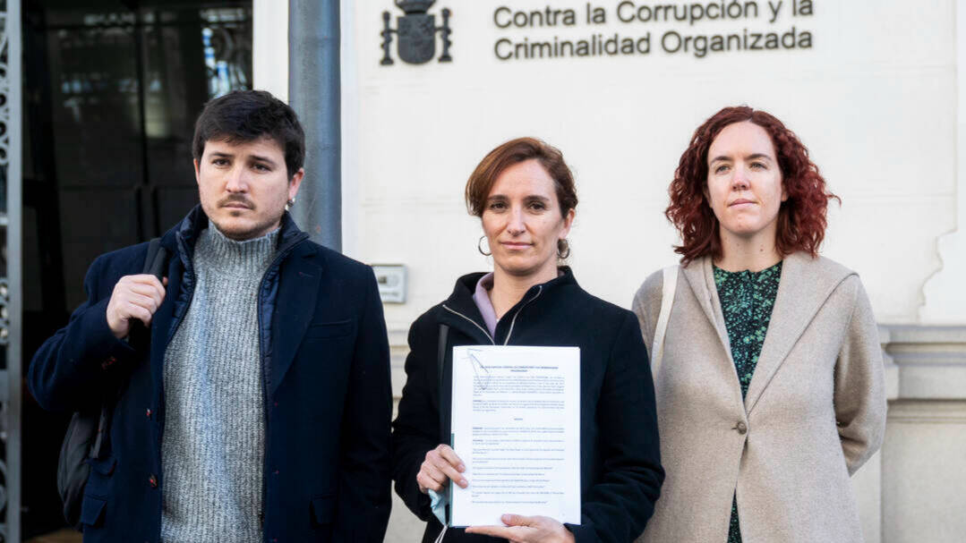 Mónica García junto al portavoz de Más Madrid Pablo Perpinyà y la diputada María Pastor Valdés