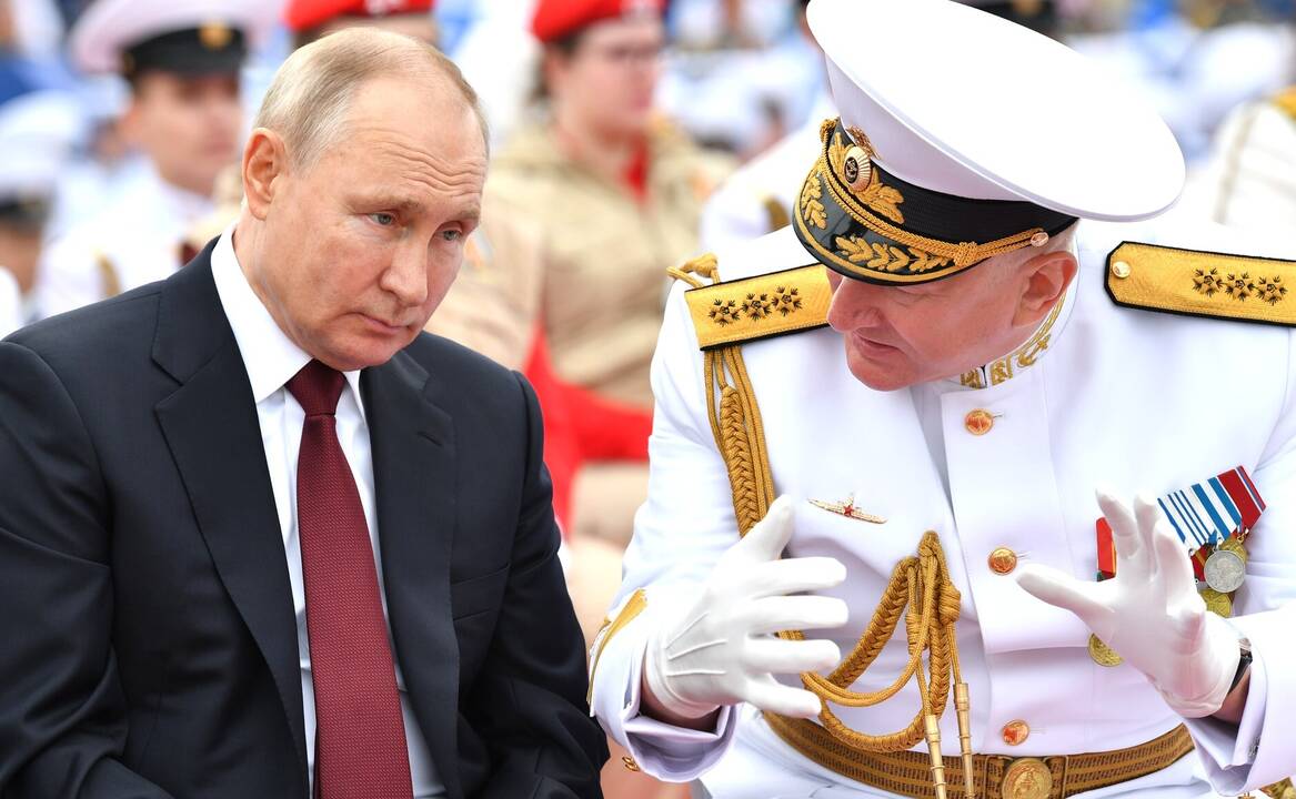 Vladimir Putin habla con Nikolai Yevmenov, jefe de la comandancia marina de Rusia.