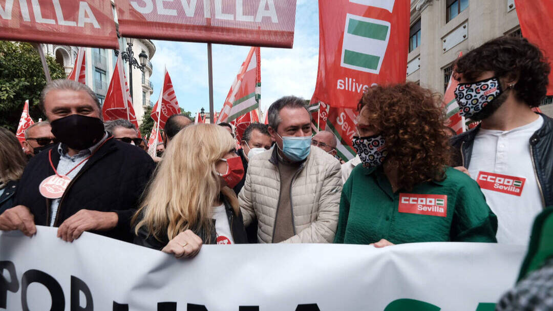 El candidato socialista, Juan Espadas, con la secretaria general de UGT en Andalucía, Carmen Castilla, y la secretaria general de CCOO, Nuria López, durante la manifestación en Sevilla. 