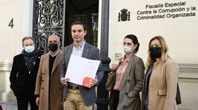 El líder del PSOE de Madrid presentando la denuncia sobre el contrato de Tomás Díaz Ayuso.