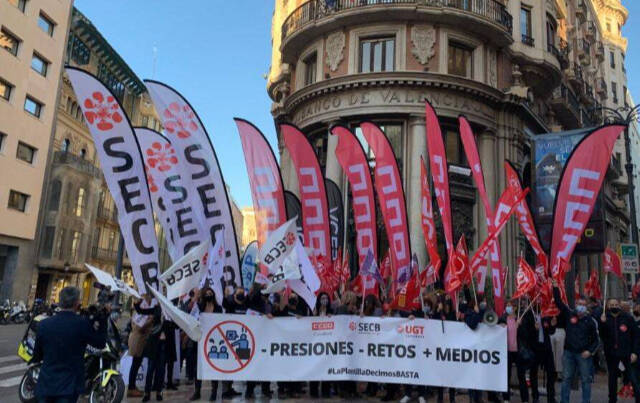 Los trabajadores de Caixabank se manifiestan frente a la sede del antiguo Banco de Valencia. Foto: SECB