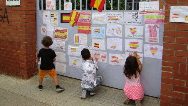Niños dejan banderas de España en un colegio de Terrassa en una imagen de archivo