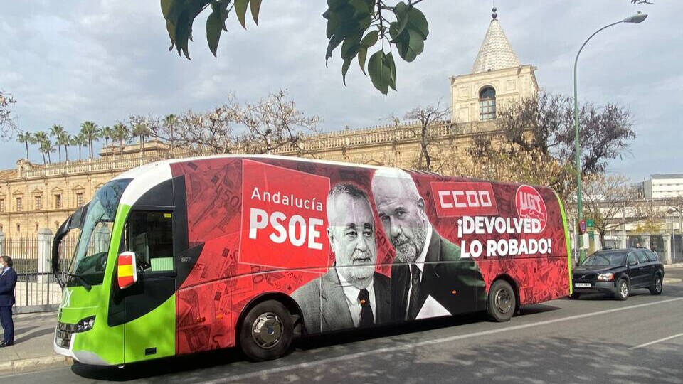 El autobús con la nueva campaña de Vox contra la corrupción del PSOE-A que lleva las fotografías de los expresidentes Chaves y Griñán.