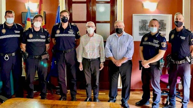 El alcalde de Alboraya, Miguel Chavarría (PSOE), con agentes de la Policía Local