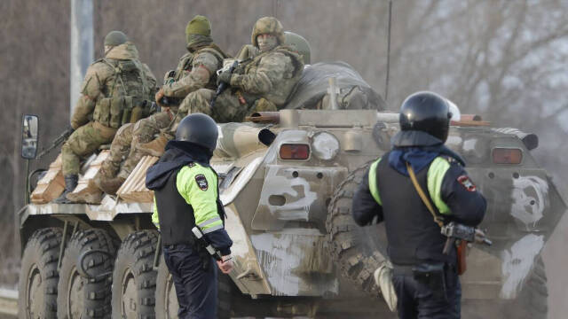 Varios militares viajan en un vehículo blindado por una carretera en la región de Belgorod / Anton Vergun / Sputnik 