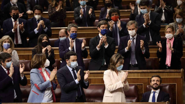 Pablo Casado ovacionado por sus compañeros de bancada en el Congreso