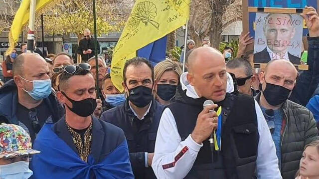 Unas 300 personas se han concentrado en la plaza de la Montañeta para respaldar al pueblo ucraniano