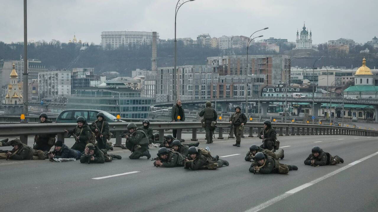 Militares en las calles de Kiev (Reuters)