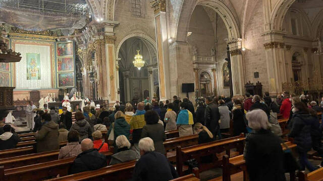 Ucranianos en la misa de la catedral de Valencia