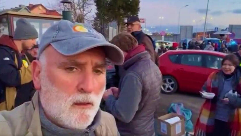 El chef José Andrés en la frontera entre Ucrania y Polonia repartiendo alimentos entre los refugiados.