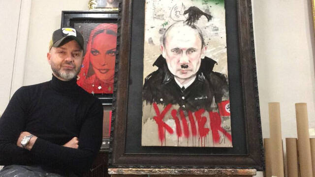 El pintor Jesús Arrué con su obra que gusta a Madonna