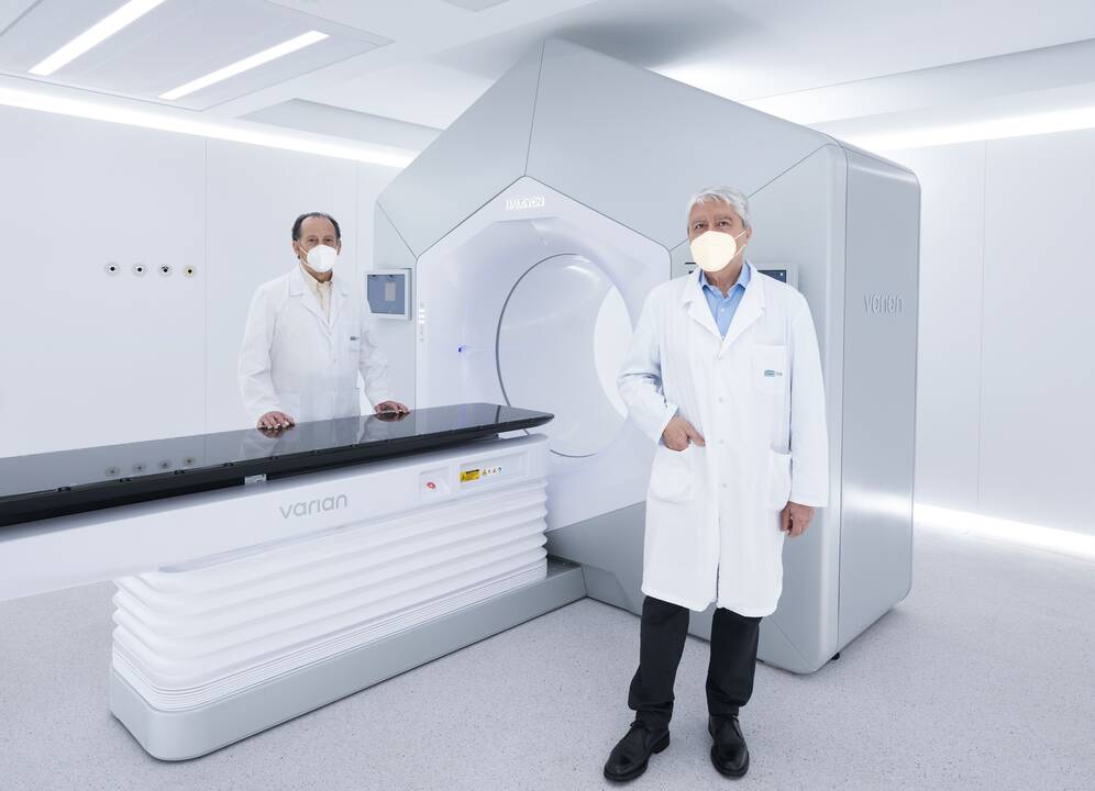 Imagen del Dr.Arribas y el Dr.Crispín con el nuevo acelerador de radioterapia. 