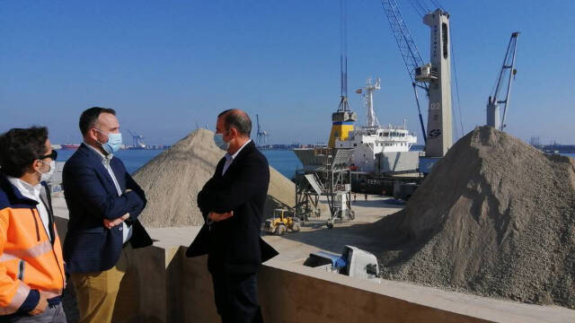  Foto de archivo. El presidente de la Autoridad Portuaria de Castellón, Rafa Simó, acompañado de los responsables de la terminal Portsur.