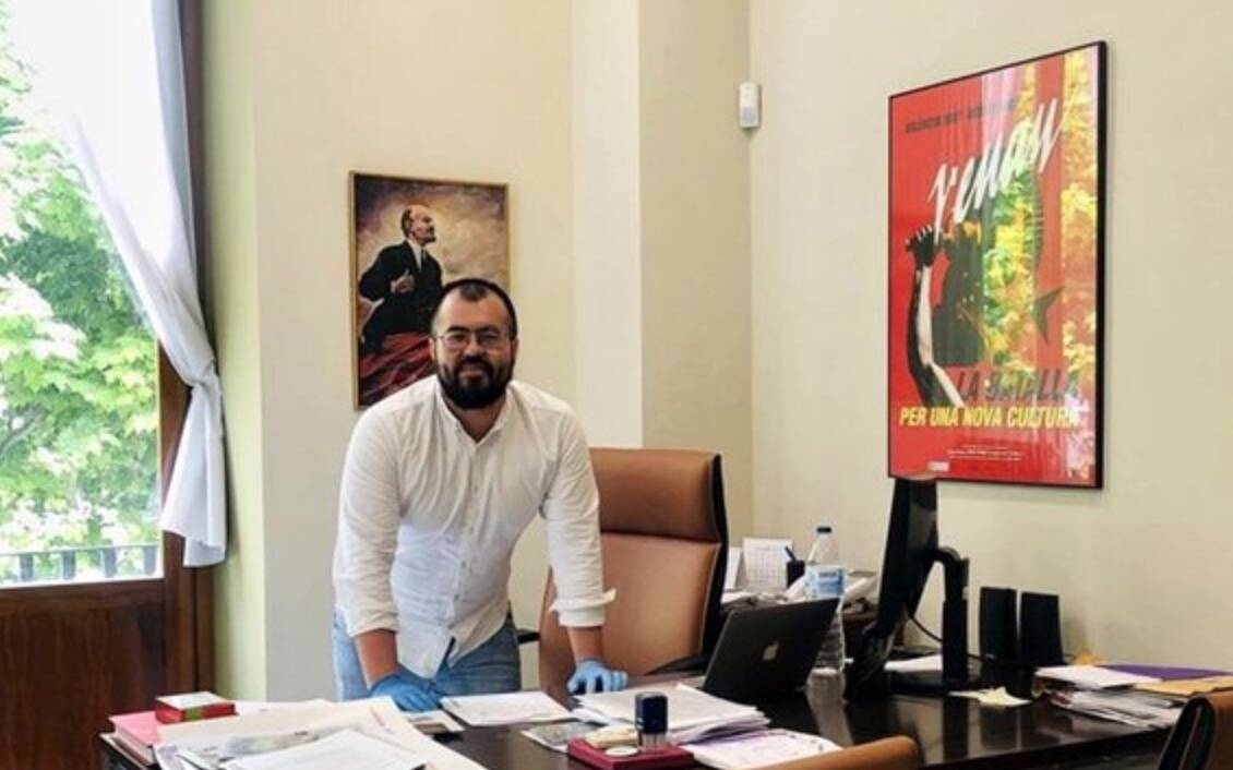 imagen del despacho de Nahuel González con cuadros de Lenin de fondo. 