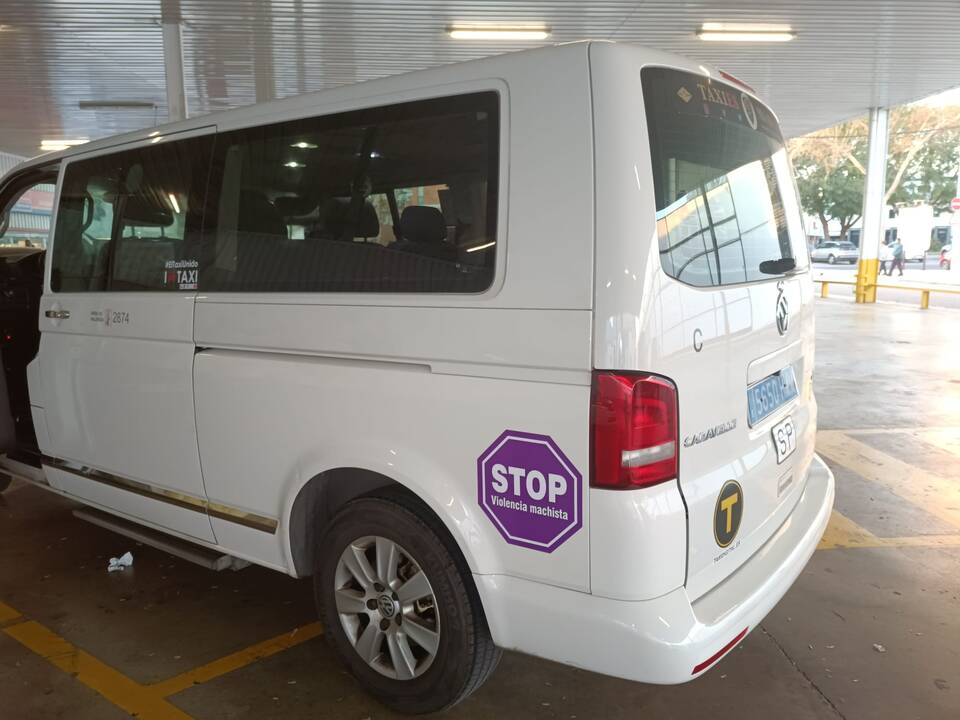 Imagen de un taxi con la pegatina violeta en pro de la campaña realizada para el Día de la Mujer. 