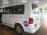 Los taxis de Valencia exhiben pegatinas violetas contra la violencia machista