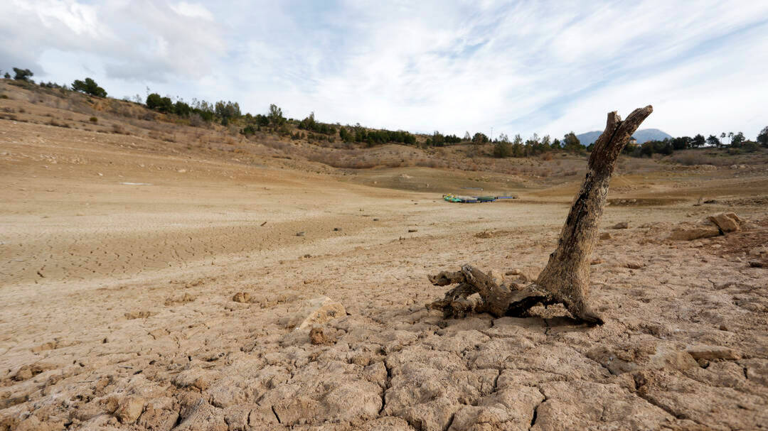 Imagen del pantano de la Viñuela en Málaga casi seco, se encuentra al 15% de su capacidad.