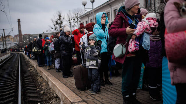 Colas de personas desplazadas de sus casas en Ucrania