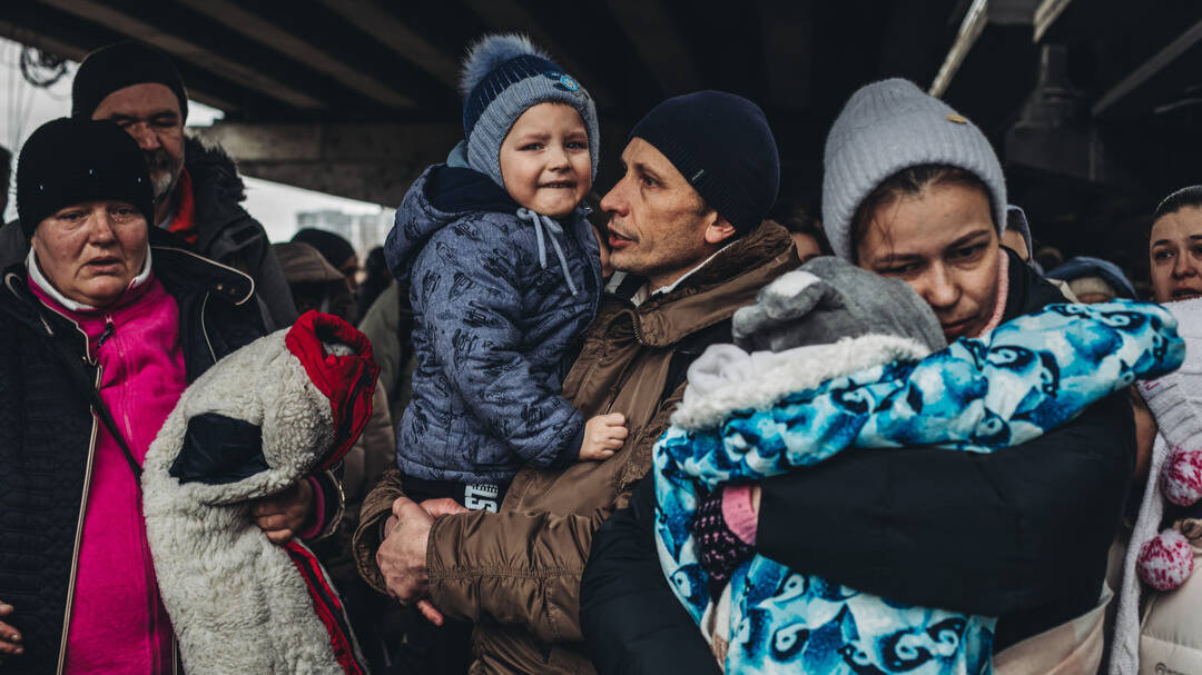 Familias ucranianas tratan de escapar del país tras los últimos ataques de Rusia mientras tratan de evacuar a la población.