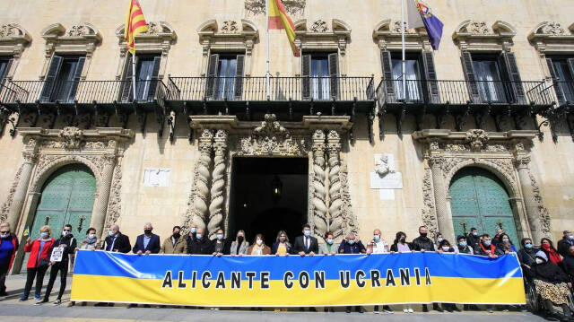 Concentración por Ucrania en la puerta del Ayuntamiento de Alicante