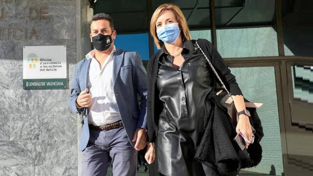 Ximo Coll y Carolina Vives a su salida de los juzgados de Dènia donde prestaron declaración