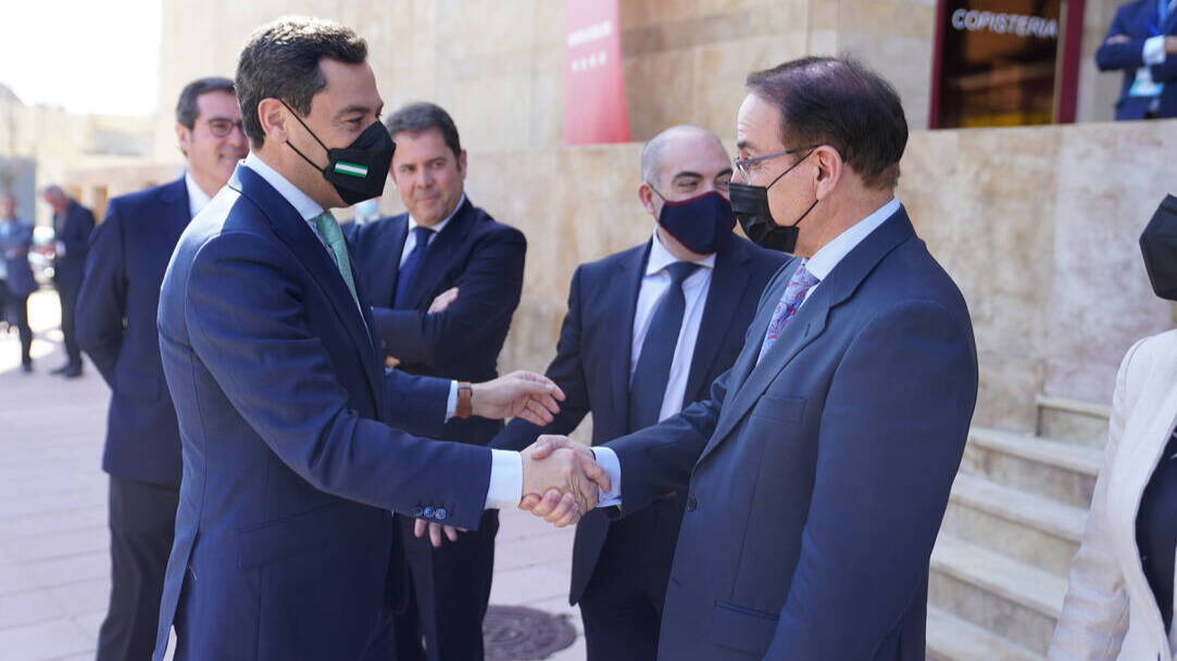 El presidente de la Junta de Andalucía, Juanma Moreno (PP), saludando al presidente de la Confederación de Empresarios de Andalucía, Javier González de 
Lara. 
