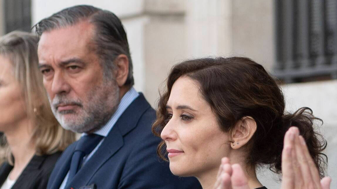 El consejero, Enrique López, y la presidenta madrileña, Isabel Díaz Ayuso
