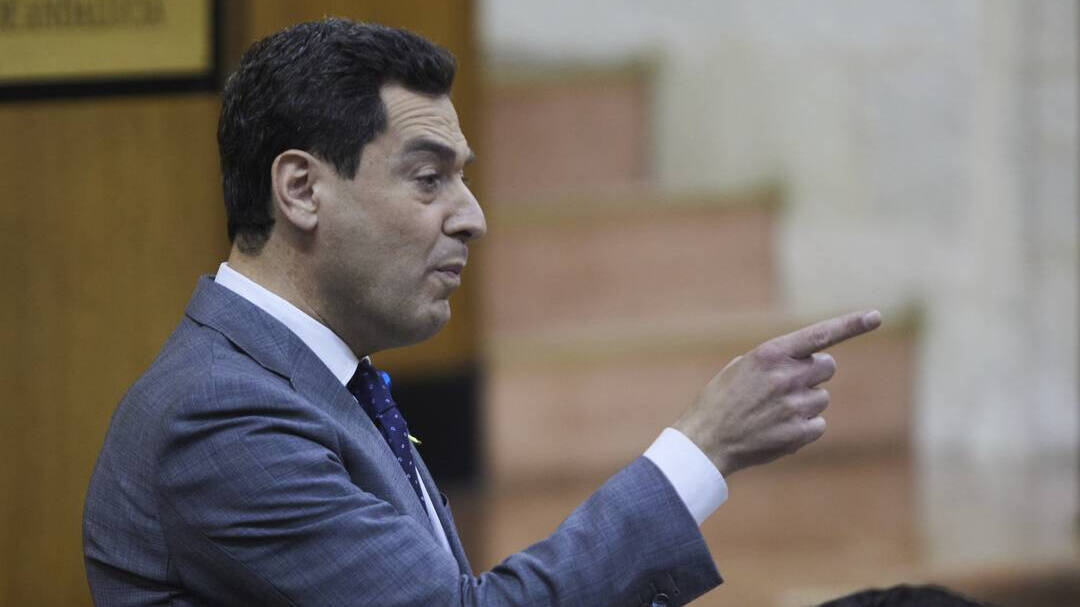 El presidente de la Junta de Andalucía, Juanma Moreno (PP), durante su intervención en la sesión de control en el Parlamento.