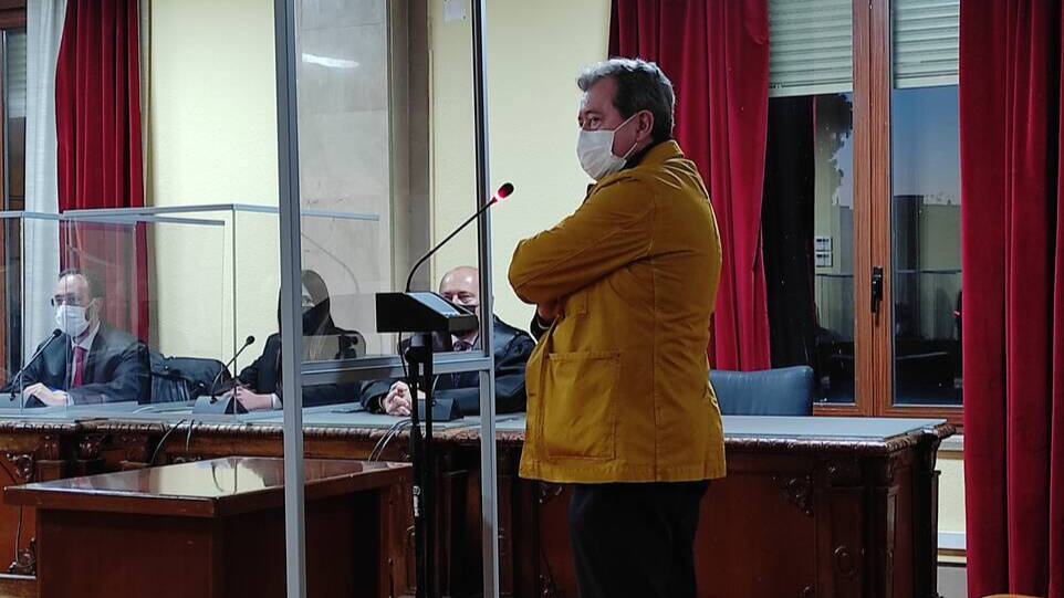 El exalcalde de Linares, Juan Fernández (PSOE), durante la lectura del veredicto del jurado en la Audiencia de Jaén.