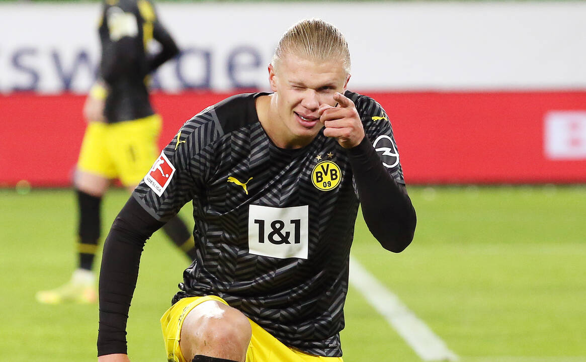 Haaland guiña el ojo en la celebración de un gol con el Borussia Dortmund.