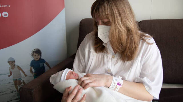 Mariia, madre ucraniana huída de la guerra, y su bebé, nacido en el Hospital de Dénia. Foto: Ribera Salud
