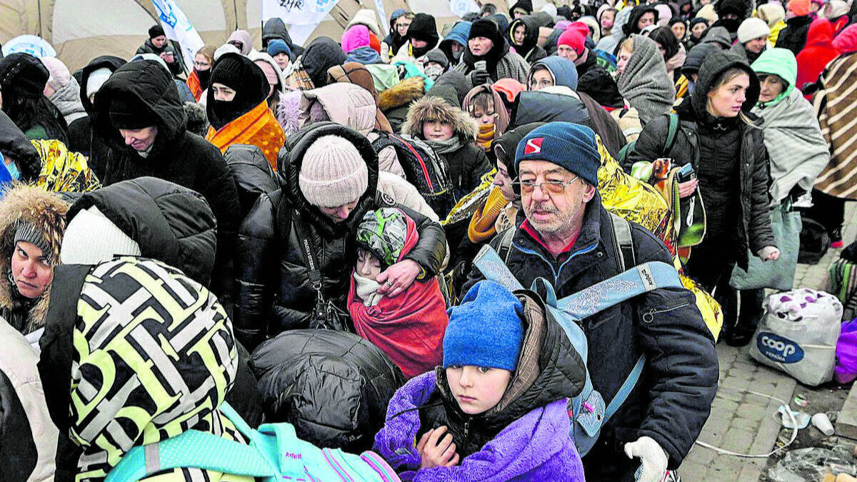 Miles de civiles ucranianos en éxodo hacía otros países europeos. 