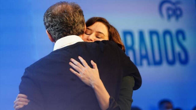 Abrazo entre Ayuso y Feijóo hoy en el acto en Madrid