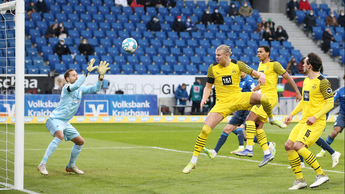 Haaland remata a puerta en uno de los últimos partidos con el Borussia. 
