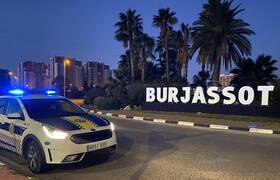 Un 'descerebrado' estrella un coche patrulla de la Policía Local de Burjassot