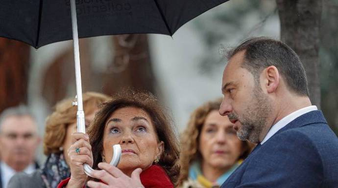 Carmen Calvo y José Luis Ábalos buscan cobijo bajo un paraguas.