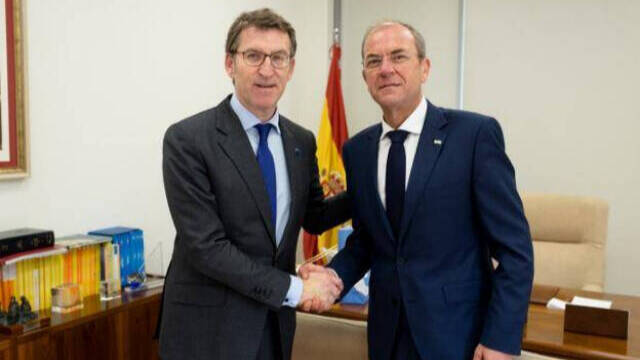 Feijóo con el aún presidente del PP de Extremadura, José Antonio Monago, al que se le busca relevo
