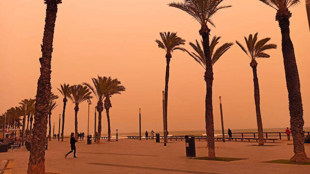 El polvo sahariano tiñe la playa Malvarrosa de Valencia de color naranja.