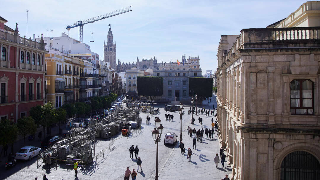 Preparativos de la Semana Santa en el centro de Sevilla.