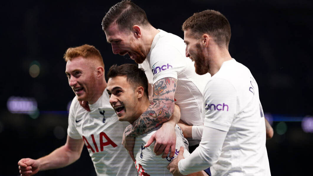 Sergio Reguilón celebra un gol con el Tottenham