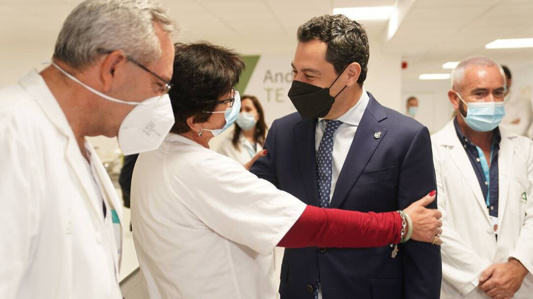 El presidente de la Junta de Andalucía, Juanma Moreno, en el nuevo Laboratorio del Hospital de Málaga.
