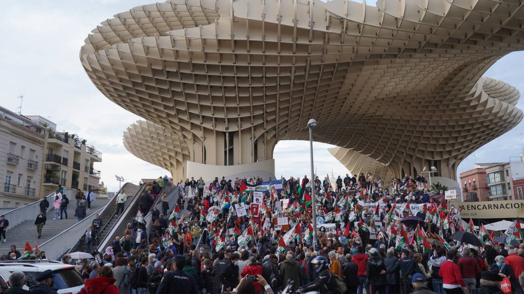 Manifestación contra el Gobierno por su decisión sobre el Sáhara en la plaza de la Encarnación, Sevilla.