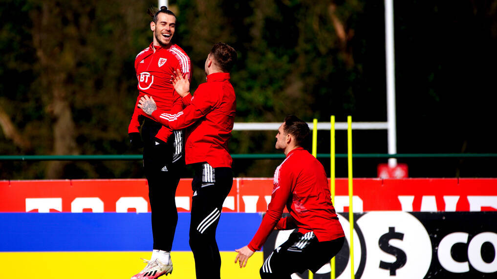 Bale salta durante el entrenamiento de ayer con sus compañeros de selección.