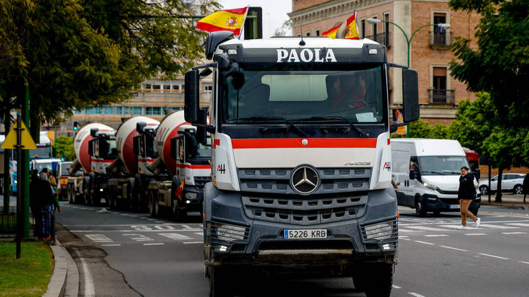 Manifestación de transportistas ayer por las calles de Sevilla.